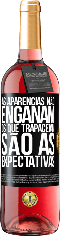 29,95 € | Vinho rosé Edição ROSÉ As aparências não enganam. Os que trapaceiam são as expectativas Etiqueta Preta. Etiqueta personalizável Vinho jovem Colheita 2024 Tempranillo