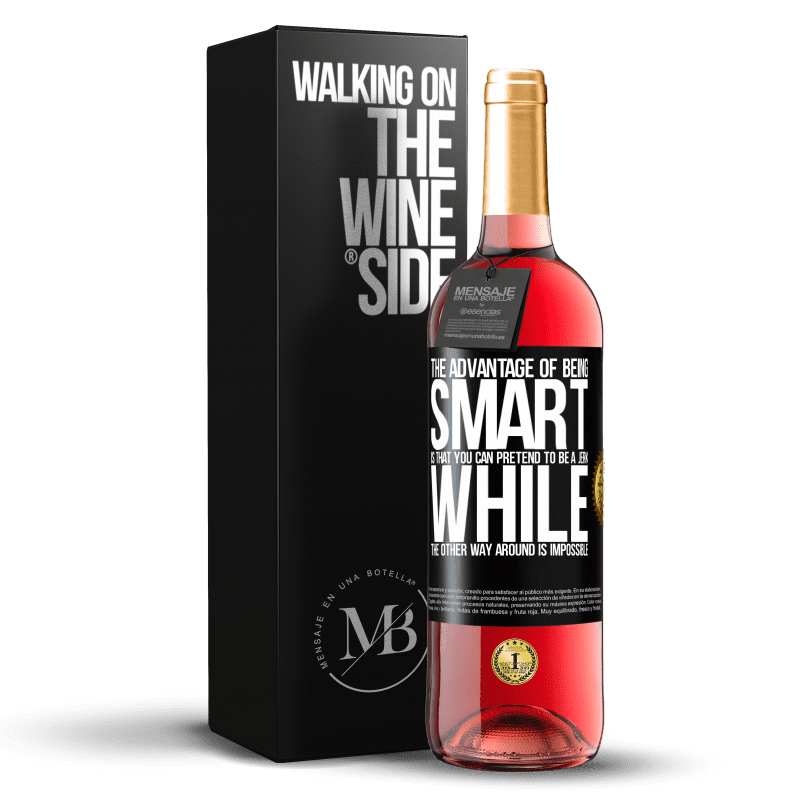 29,95 € Бесплатная доставка | Розовое вино Издание ROSÉ Преимущество быть умным состоит в том, что вы можете притвориться придурком, а наоборот невозможно Черная метка. Настраиваемая этикетка Молодое вино Урожай 2023 Tempranillo