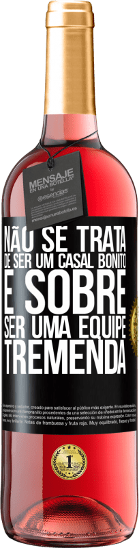 29,95 € | Vinho rosé Edição ROSÉ Não se trata de ser um casal bonito. É sobre ser uma equipe tremenda Etiqueta Preta. Etiqueta personalizável Vinho jovem Colheita 2024 Tempranillo