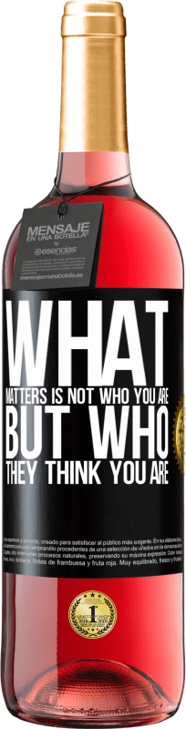 29,95 € Free Shipping | Rosé Wine ROSÉ Edition What matters is not who you are, but who they think you are Black Label. Customizable label Young wine Harvest 2025 Tempranillo