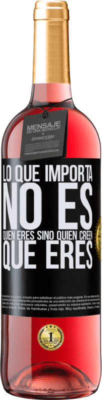 29,95 € Envío gratis | Vino Rosado Edición ROSÉ Lo que importa no es quién eres, sino quien creen que eres Etiqueta Negra. Etiqueta personalizable Vino joven Cosecha 2025 Tempranillo