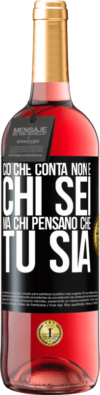 29,95 € Spedizione Gratuita | Vino rosato Edizione ROSÉ Ciò che conta non è chi sei, ma chi pensano che tu sia Etichetta Nera. Etichetta personalizzabile Vino giovane Raccogliere 2025 Tempranillo