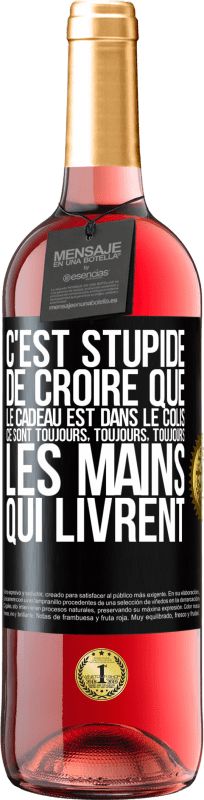 «C'est stupide de croire que le cadeau est dans le colis. Ce sont toujours, toujours, toujours les mains qui livrent» Édition ROSÉ