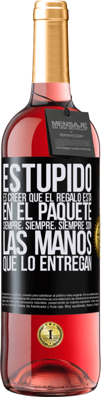 29,95 € | Vino Rosado Edición ROSÉ Estúpido es creer que el regalo está en el paquete. Siempre, siempre, siempre son las manos que lo entregan Etiqueta Negra. Etiqueta personalizable Vino joven Cosecha 2024 Tempranillo