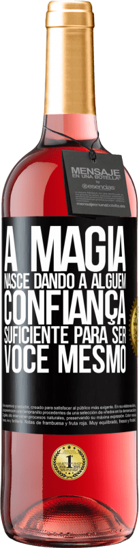 29,95 € Envio grátis | Vinho rosé Edição ROSÉ A magia nasce dando a alguém confiança suficiente para ser você mesmo Etiqueta Preta. Etiqueta personalizável Vinho jovem Colheita 2023 Tempranillo