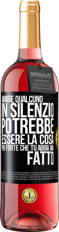 Spedizione Gratuita | Vino rosato Edizione ROSÉ Amare qualcuno in silenzio potrebbe essere la cosa più forte che tu abbia mai fatto Etichetta Nera. Etichetta personalizzabile Vino giovane Raccogliere 2023 Tempranillo