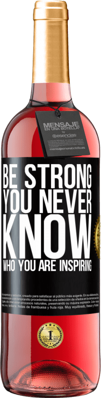 29,95 € 送料無料 | ロゼワイン ROSÉエディション Be strong. You never know who you are inspiring ブラックラベル. カスタマイズ可能なラベル 若いワイン 収穫 2023 Tempranillo