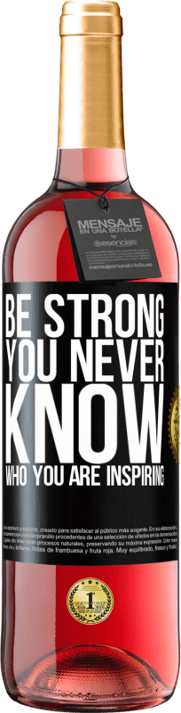 29,95 € Бесплатная доставка | Розовое вино Издание ROSÉ Be strong. You never know who you are inspiring Черная метка. Настраиваемая этикетка Молодое вино Урожай 2023 Tempranillo