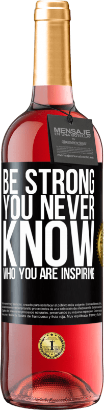 29,95 € Spedizione Gratuita | Vino rosato Edizione ROSÉ Be strong. You never know who you are inspiring Etichetta Nera. Etichetta personalizzabile Vino giovane Raccogliere 2023 Tempranillo