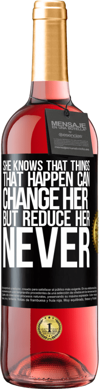 29,95 € | Розовое вино Издание ROSÉ Она знает, что вещи, которые случаются, могут изменить ее, но уменьшить ее, никогда Черная метка. Настраиваемая этикетка Молодое вино Урожай 2023 Tempranillo