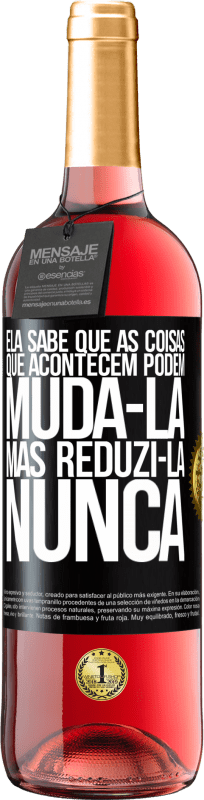 29,95 € | Vinho rosé Edição ROSÉ Ela sabe que as coisas que acontecem podem mudá-la, mas reduzi-la, nunca Etiqueta Preta. Etiqueta personalizável Vinho jovem Colheita 2024 Tempranillo