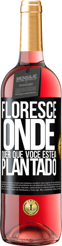 Envio grátis | Vinho rosé Edição ROSÉ Floresce onde quer que você esteja plantado Etiqueta Preta. Etiqueta personalizável Vinho jovem Colheita 2023 Tempranillo