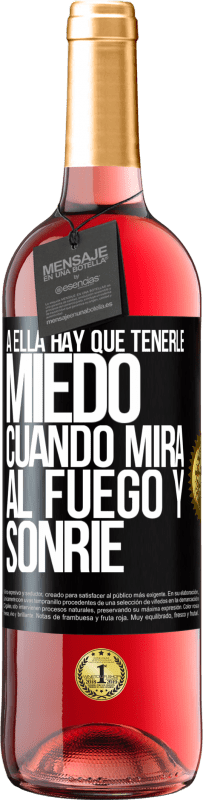 29,95 € Envío gratis | Vino Rosado Edición ROSÉ A ella hay que tenerle miedo cuando mira al fuego y sonríe Etiqueta Negra. Etiqueta personalizable Vino joven Cosecha 2023 Tempranillo