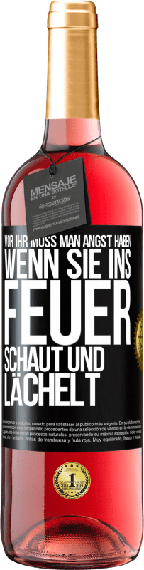 29,95 € | Roséwein ROSÉ Ausgabe Vor ihr muss man Angst haben, wenn sie ins Feuer schaut und lächelt Schwarzes Etikett. Anpassbares Etikett Junger Wein Ernte 2024 Tempranillo