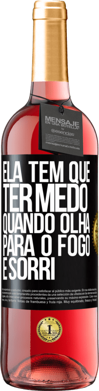 29,95 € | Vinho rosé Edição ROSÉ Ela tem que ter medo quando olha para o fogo e sorri Etiqueta Preta. Etiqueta personalizável Vinho jovem Colheita 2023 Tempranillo