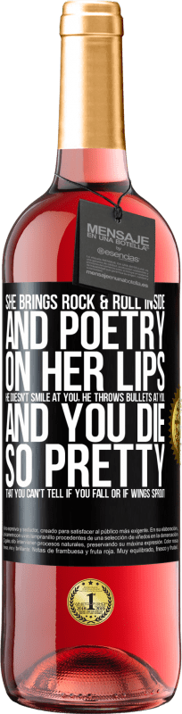 29,95 € | Розовое вино Издание ROSÉ Она приносит рок-н-ролл внутрь и поэзию на своих губах. Он не улыбается тебе, он бросает в тебя пули, а ты умираешь так Черная метка. Настраиваемая этикетка Молодое вино Урожай 2023 Tempranillo
