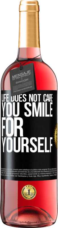 29,95 € Бесплатная доставка | Розовое вино Издание ROSÉ Жизнь не волнует, ты улыбаешься для себя Черная метка. Настраиваемая этикетка Молодое вино Урожай 2023 Tempranillo