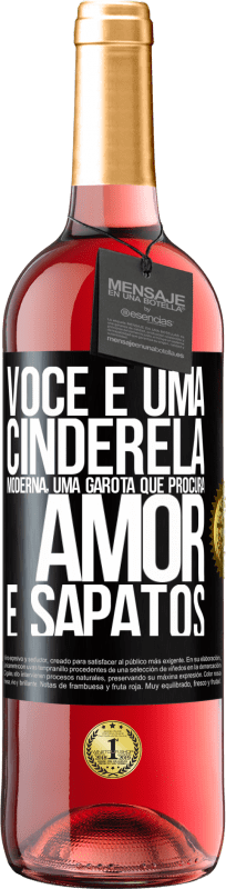 29,95 € | Vinho rosé Edição ROSÉ Você é uma cinderela moderna, uma garota que procura amor e sapatos Etiqueta Preta. Etiqueta personalizável Vinho jovem Colheita 2024 Tempranillo