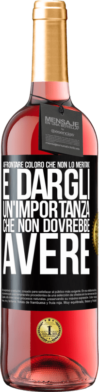 29,95 € | Vino rosato Edizione ROSÉ Affrontare coloro che non lo meritano è dargli un'importanza che non dovrebbe avere Etichetta Nera. Etichetta personalizzabile Vino giovane Raccogliere 2024 Tempranillo