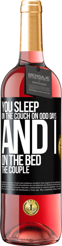 29,95 € Free Shipping | Rosé Wine ROSÉ Edition You sleep on the couch on odd days and I on the bed the couple Black Label. Customizable label Young wine Harvest 2025 Tempranillo
