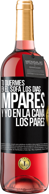 29,95 € | Vino Rosado Edición ROSÉ Tú duermes en el sofá los días impares y yo en la cama los pares Etiqueta Negra. Etiqueta personalizable Vino joven Cosecha 2023 Tempranillo