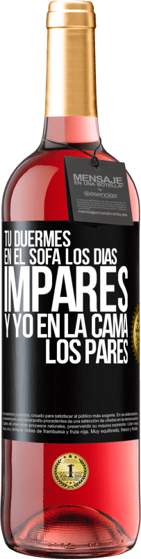 29,95 € Envío gratis | Vino Rosado Edición ROSÉ Tú duermes en el sofá los días impares y yo en la cama los pares Etiqueta Negra. Etiqueta personalizable Vino joven Cosecha 2025 Tempranillo