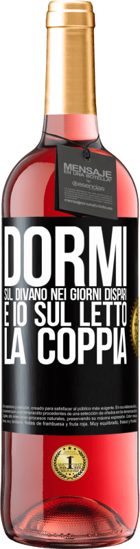 29,95 € Spedizione Gratuita | Vino rosato Edizione ROSÉ Dormi sul divano nei giorni dispari e io sul letto la coppia Etichetta Nera. Etichetta personalizzabile Vino giovane Raccogliere 2023 Tempranillo