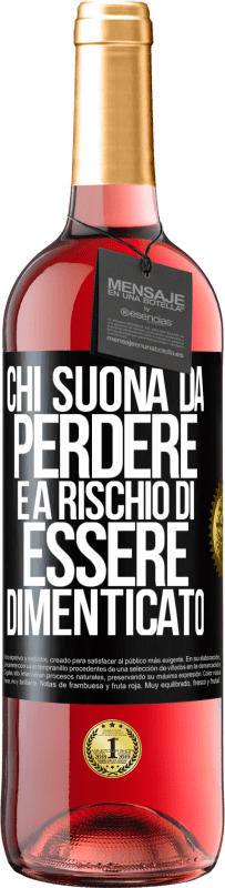 29,95 € Spedizione Gratuita | Vino rosato Edizione ROSÉ Chi suona da perdere è a rischio di essere dimenticato Etichetta Nera. Etichetta personalizzabile Vino giovane Raccogliere 2025 Tempranillo