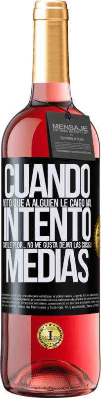 29,95 € Envío gratis | Vino Rosado Edición ROSÉ Cuando noto que a alguien le caigo mal, intento caerle peor... no me gusta dejar las cosas a medias Etiqueta Negra. Etiqueta personalizable Vino joven Cosecha 2025 Tempranillo