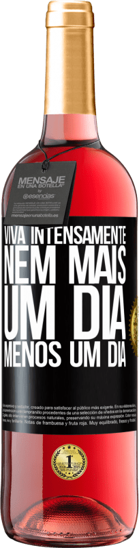 Envio grátis | Vinho rosé Edição ROSÉ Viva intensamente, nem mais um dia, menos um dia Etiqueta Preta. Etiqueta personalizável Vinho jovem Colheita 2023 Tempranillo