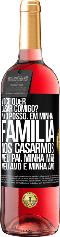 Envio grátis | Vinho rosé Edição ROSÉ Você quer casar comigo? Não posso, em minha família, nos casarmos: meu pai, minha mãe, meu avô e minha avó Etiqueta Preta. Etiqueta personalizável Vinho jovem Colheita 2023 Tempranillo