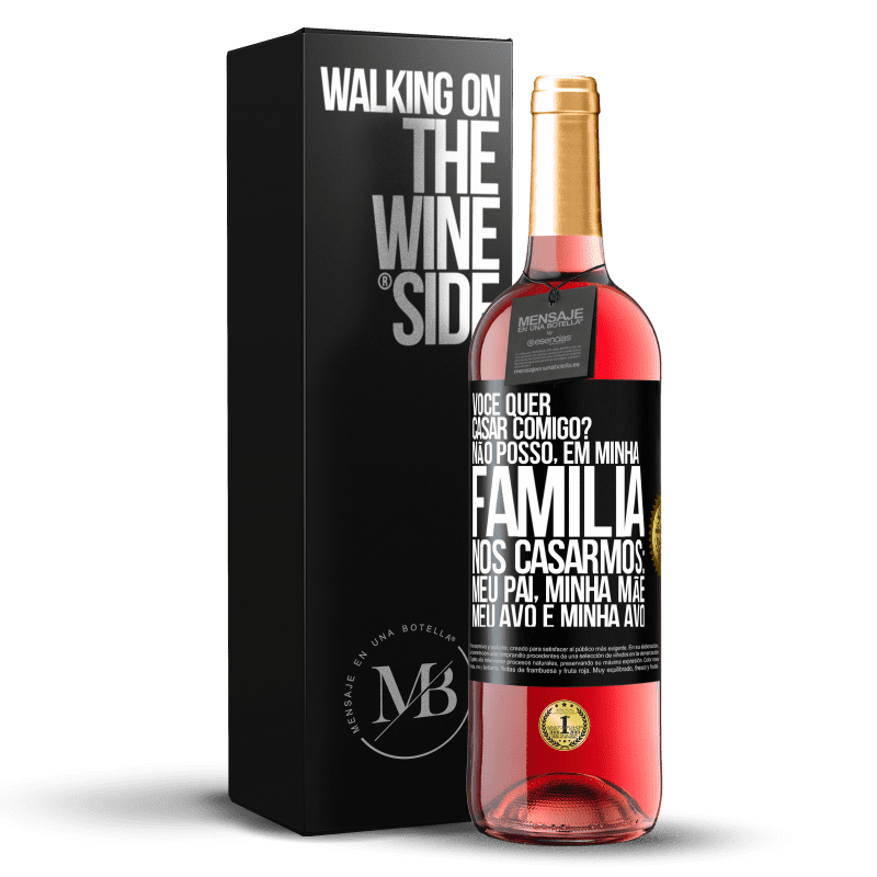 29,95 € Envio grátis | Vinho rosé Edição ROSÉ Você quer casar comigo? Não posso, em minha família, nos casarmos: meu pai, minha mãe, meu avô e minha avó Etiqueta Preta. Etiqueta personalizável Vinho jovem Colheita 2024 Tempranillo