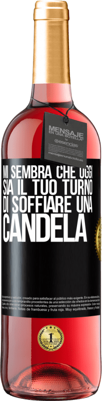 29,95 € | Vino rosato Edizione ROSÉ Mi sembra che oggi sia il tuo turno di soffiare una candela Etichetta Nera. Etichetta personalizzabile Vino giovane Raccogliere 2024 Tempranillo