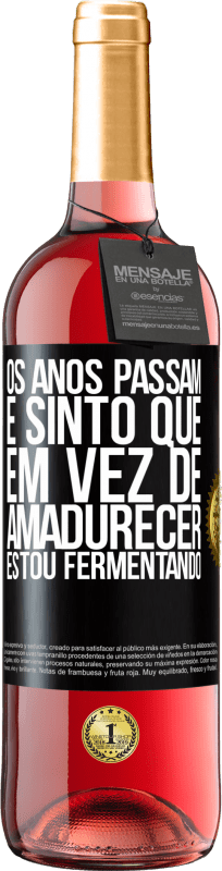 29,95 € | Vinho rosé Edição ROSÉ Os anos passam e sinto que, em vez de amadurecer, estou fermentando Etiqueta Preta. Etiqueta personalizável Vinho jovem Colheita 2024 Tempranillo