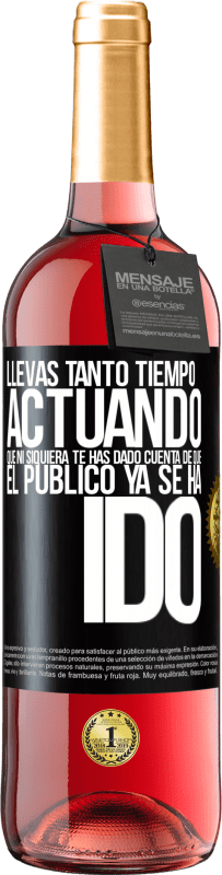 Envío gratis | Vino Rosado Edición ROSÉ Llevas tanto tiempo actuando que ni siquiera te has dado cuenta de que el público ya se ha ido Etiqueta Negra. Etiqueta personalizable Vino joven Cosecha 2023 Tempranillo