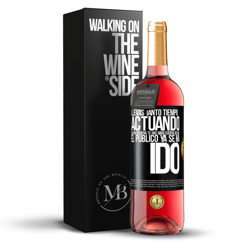 29,95 € Envío gratis | Vino Rosado Edición ROSÉ Llevas tanto tiempo actuando que ni siquiera te has dado cuenta de que el público ya se ha ido Etiqueta Negra. Etiqueta personalizable Vino joven Cosecha 2023 Tempranillo