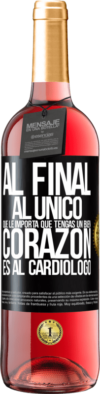 Envío gratis | Vino Rosado Edición ROSÉ Al final, al único que le importa que tengas un buen corazón es al cardiólogo Etiqueta Negra. Etiqueta personalizable Vino joven Cosecha 2023 Tempranillo