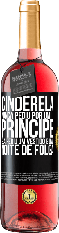 Envio grátis | Vinho rosé Edição ROSÉ Cinderela nunca pediu por um príncipe. Ela pediu um vestido e uma noite de folga Etiqueta Preta. Etiqueta personalizável Vinho jovem Colheita 2023 Tempranillo