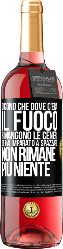 Spedizione Gratuita | Vino rosato Edizione ROSÉ Dicono che dove c'era il fuoco rimangono le ceneri. Se hai imparato a spazzare, non rimane più niente Etichetta Nera. Etichetta personalizzabile Vino giovane Raccogliere 2023 Tempranillo