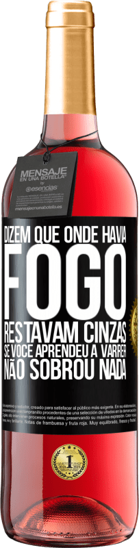 29,95 € Envio grátis | Vinho rosé Edição ROSÉ Dizem que onde havia fogo, restavam cinzas. Se você aprendeu a varrer, não sobrou nada Etiqueta Preta. Etiqueta personalizável Vinho jovem Colheita 2025 Tempranillo