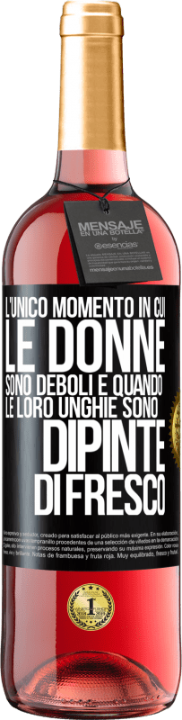 Spedizione Gratuita | Vino rosato Edizione ROSÉ L'unico momento in cui le donne sono deboli è quando le loro unghie sono dipinte di fresco Etichetta Nera. Etichetta personalizzabile Vino giovane Raccogliere 2023 Tempranillo