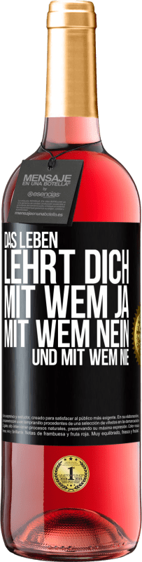 Kostenloser Versand | Roséwein ROSÉ Ausgabe Das Leben lehrt dich, mit wem ja, mit wem nein, und mit wem nie Schwarzes Etikett. Anpassbares Etikett Junger Wein Ernte 2023 Tempranillo