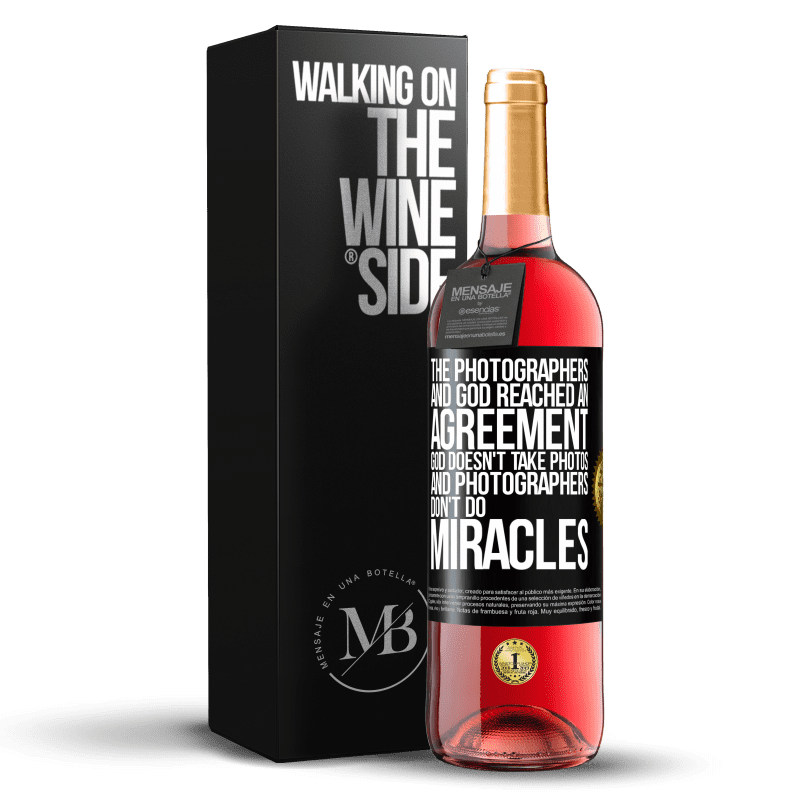 29,95 € Free Shipping | Rosé Wine ROSÉ Edition The photographers and God reached an agreement. God doesn't take photos and photographers don't do miracles Black Label. Customizable label Young wine Harvest 2023 Tempranillo