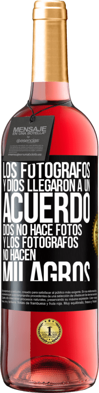 Envío gratis | Vino Rosado Edición ROSÉ Los fotógrafos y Dios llegaron a un acuerdo. Dios no hace fotos y los fotógrafos no hacen milagros Etiqueta Negra. Etiqueta personalizable Vino joven Cosecha 2023 Tempranillo