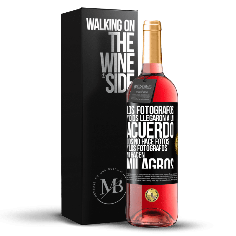 29,95 € Envío gratis | Vino Rosado Edición ROSÉ Los fotógrafos y Dios llegaron a un acuerdo. Dios no hace fotos y los fotógrafos no hacen milagros Etiqueta Negra. Etiqueta personalizable Vino joven Cosecha 2023 Tempranillo