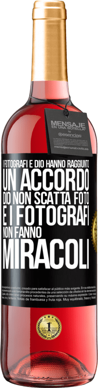 Spedizione Gratuita | Vino rosato Edizione ROSÉ I fotografi e Dio hanno raggiunto un accordo. Dio non scatta foto e i fotografi non fanno miracoli Etichetta Nera. Etichetta personalizzabile Vino giovane Raccogliere 2023 Tempranillo