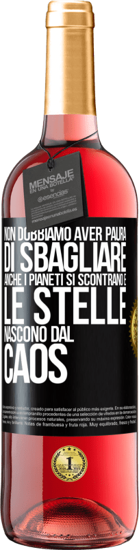 29,95 € Spedizione Gratuita | Vino rosato Edizione ROSÉ Non dobbiamo aver paura di sbagliare, anche i pianeti si scontrano e le stelle nascono dal caos Etichetta Nera. Etichetta personalizzabile Vino giovane Raccogliere 2025 Tempranillo