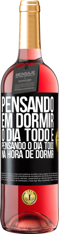 Envio grátis | Vinho rosé Edição ROSÉ Pensando em dormir o dia todo e pensando o dia todo na hora de dormir Etiqueta Preta. Etiqueta personalizável Vinho jovem Colheita 2023 Tempranillo