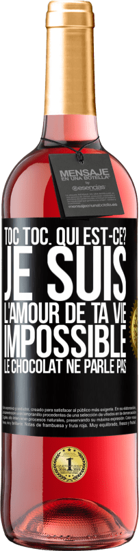 Envoi gratuit | Vin rosé Édition ROSÉ Toc Toc. Qui est-ce? Je suis l'amour de ta vie. Impossible, le chocolat ne parle pas Étiquette Noire. Étiquette personnalisable Vin jeune Récolte 2023 Tempranillo