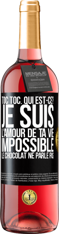 29,95 € | Vin rosé Édition ROSÉ Toc Toc. Qui est-ce? Je suis l'amour de ta vie. Impossible, le chocolat ne parle pas Étiquette Noire. Étiquette personnalisable Vin jeune Récolte 2025 Tempranillo